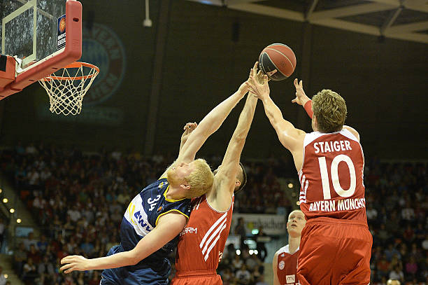 退守山坡边 退守山坡边