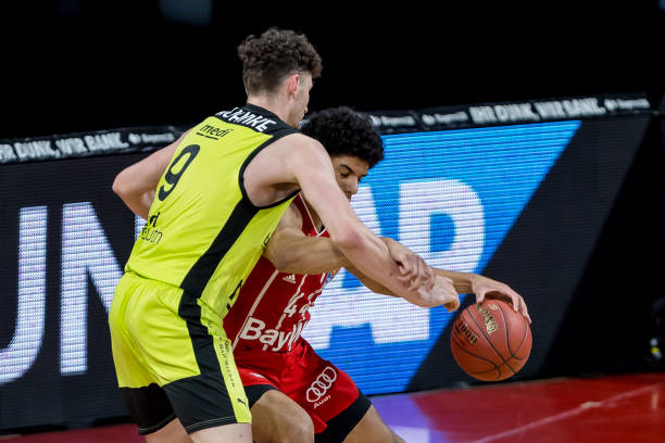 周围至少三 周围至少三